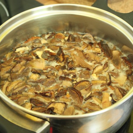 Krok 2 - Drobiowe roladki z grzybami i serem w sosie grzybowym foto