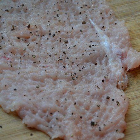 Krok 1 - Drobiowe roladki z mozarella i suszonymi pomidorami zapiekane w cieście francuskim foto