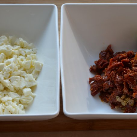 Krok 2 - Drobiowe roladki z mozarella i suszonymi pomidorami zapiekane w cieście francuskim foto