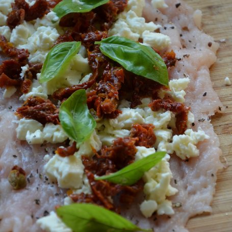Krok 3 - Drobiowe roladki z mozarella i suszonymi pomidorami zapiekane w cieście francuskim foto
