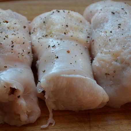 Krok 4 - Drobiowe roladki z mozarella i suszonymi pomidorami zapiekane w cieście francuskim foto
