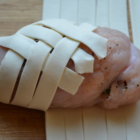 Krok 5 - Drobiowe roladki z mozarella i suszonymi pomidorami zapiekane w cieście francuskim foto