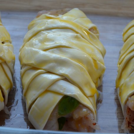Krok 6 - Drobiowe roladki z mozarella i suszonymi pomidorami zapiekane w cieście francuskim foto