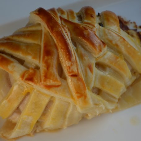 Krok 7 - Drobiowe roladki z mozarella i suszonymi pomidorami zapiekane w cieście francuskim foto