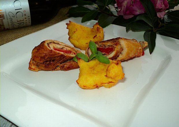 Fotografia przedstawiająca Drobiowe roladki z papryką , szynką hiszpańską z suszonymi kwiatami