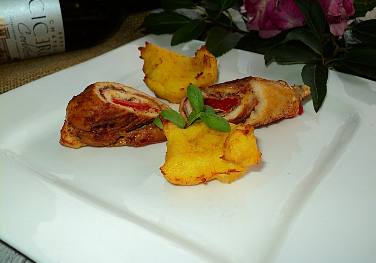 Drobiowe roladki z papryką , szynką hiszpańską z suszonymi kwiatami  foto