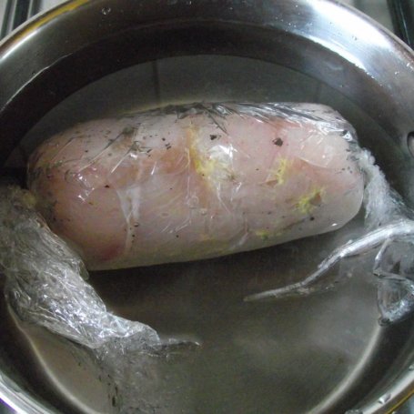 Krok 5 - Drobiowe roladki z sosem caary z papryką i ogórkiem - gotowane  foto