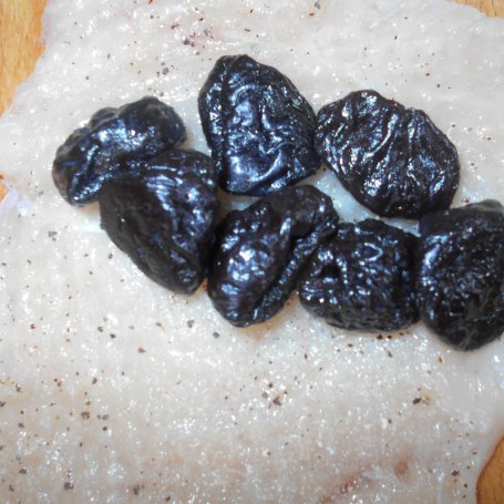 Krok 2 - Drobiowe roladki z suszonymi śliwkami foto