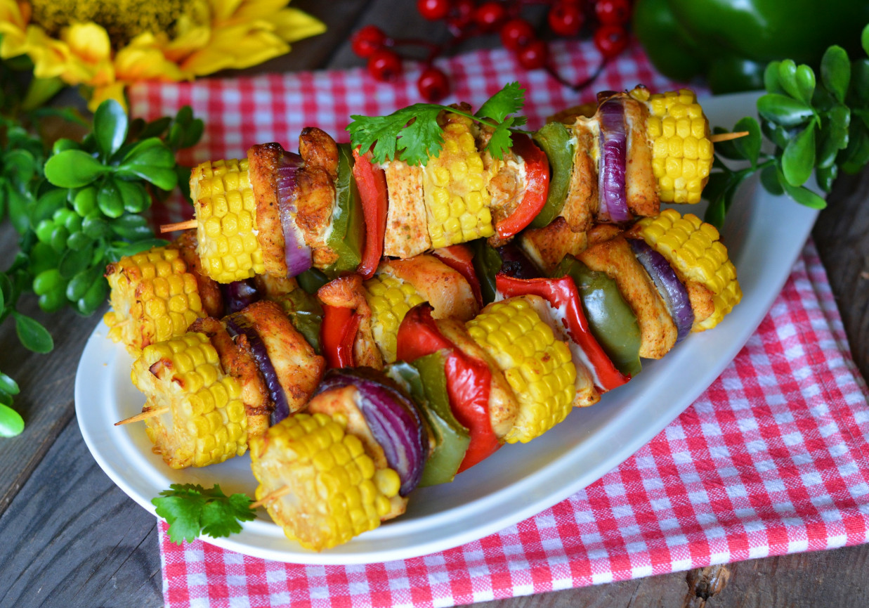 Drobiowe szaszłyki z kolorową papryką i kolbami kukurydzy foto