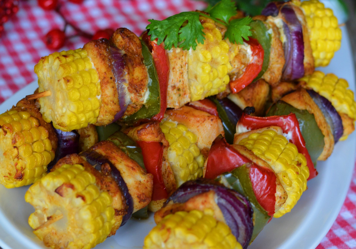 Drobiowe szaszłyki z kolorową papryką i kolbami kukurydzy foto