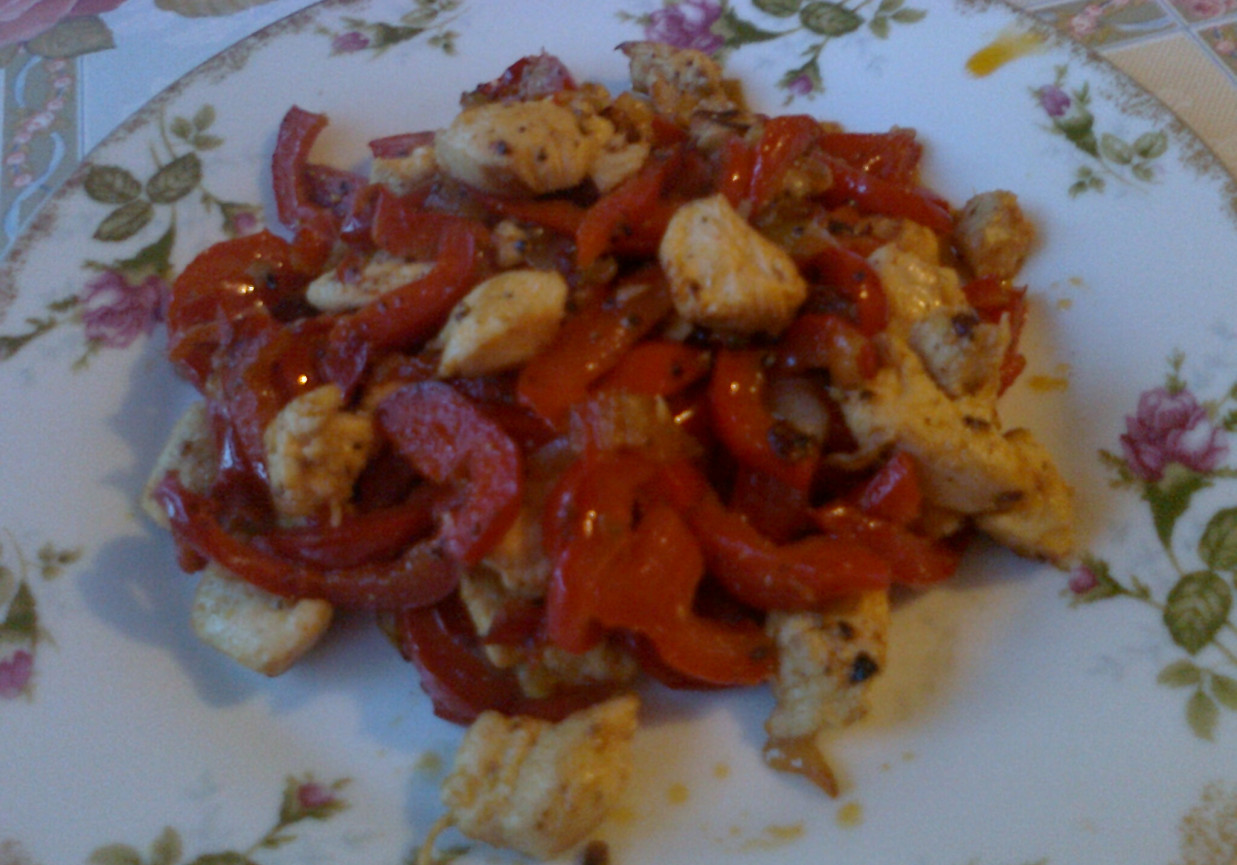 Drobiowy filet duszony z papryką DoradcaSmaku.pl