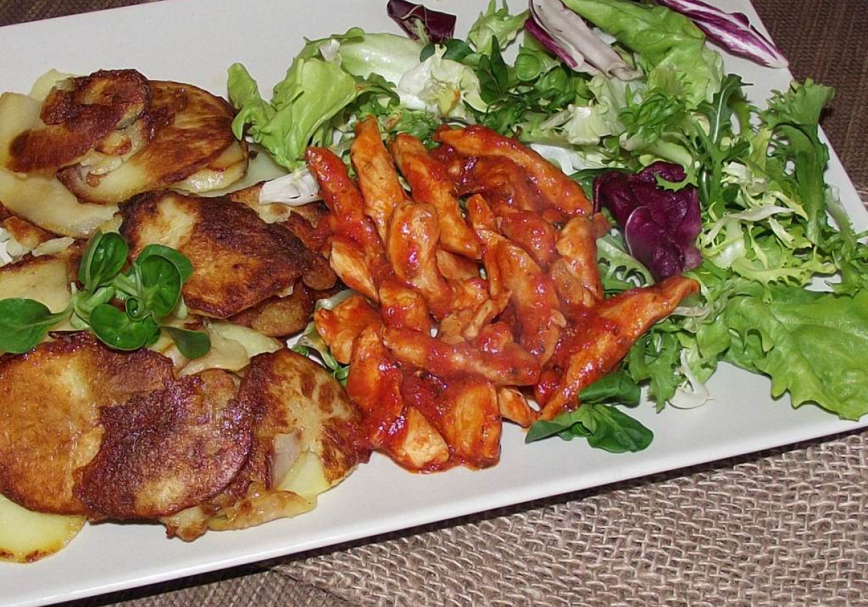 Drobiowy gyros w pomidorach w towarzystwie sałaty i pieczonych ziemniaków  foto