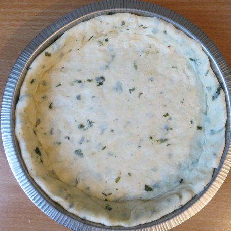 Krok 3 - Drożdżowa tarta z porem, pieczarkami i liściem chrzanu foto