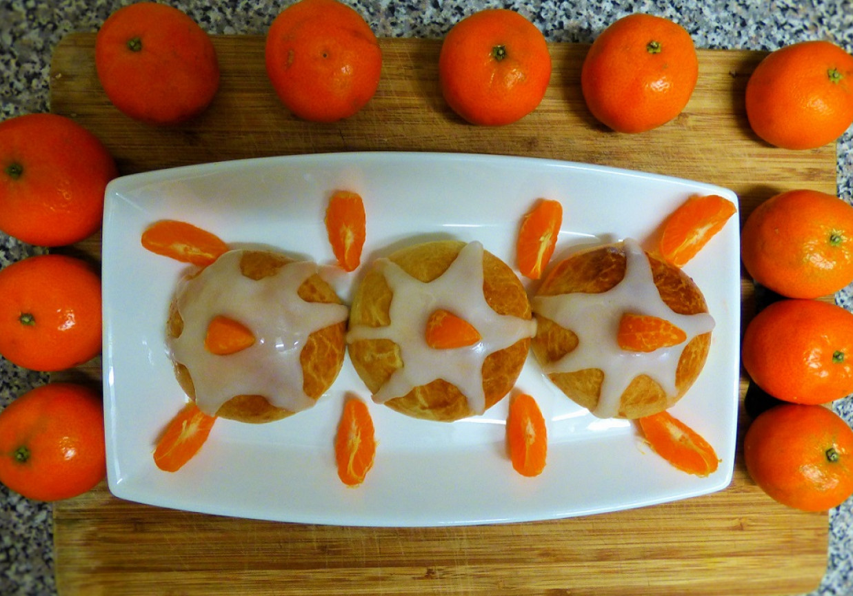 Drozdzowe buleczki z dzemem truskawkowym i lekkim aromatem mandarynki foto