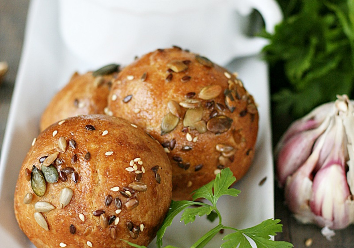Drożdżowe bułeczki z kapustą i mięsem foto