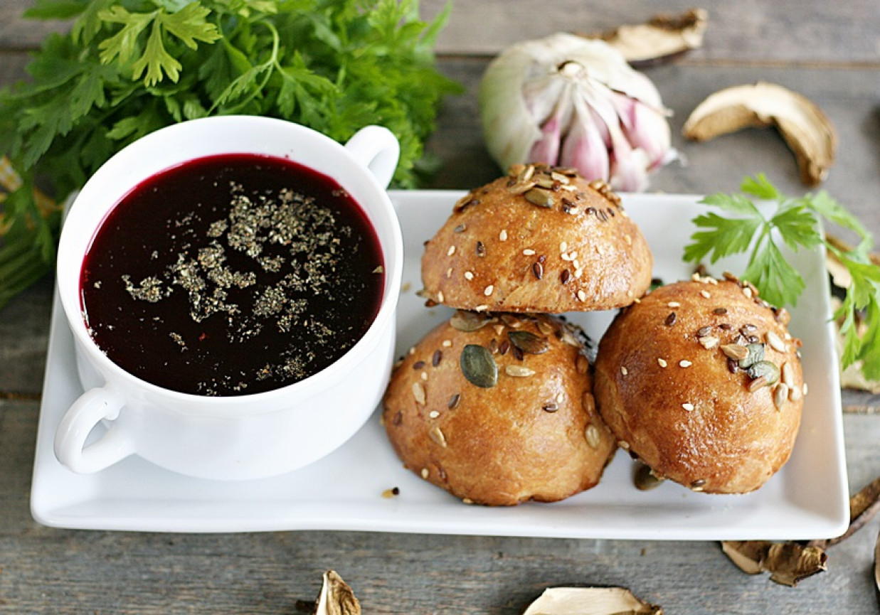Drożdżowe bułeczki z kapustą i mięsem foto