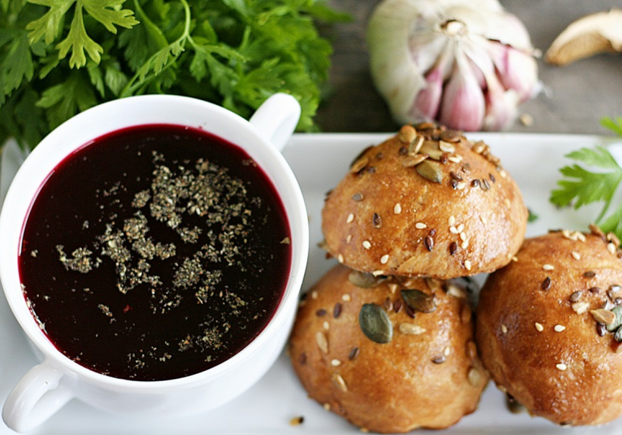 Drożdżowe bułeczki z kapustą i mięsem foto