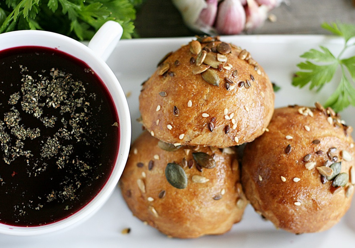 Drożdżowe bułeczki z kapustą i mięsem foto