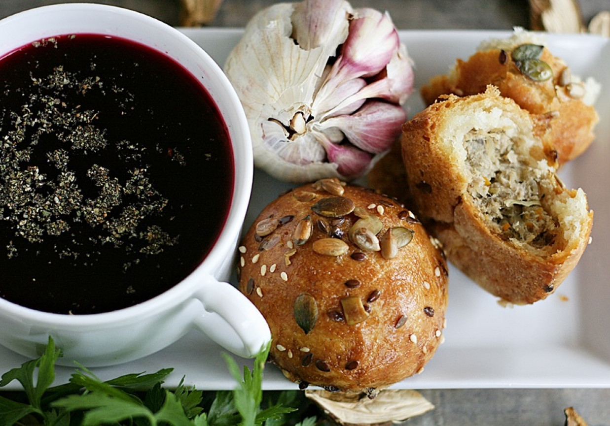 Drożdżowe bułeczki z kapustą i mięsem foto