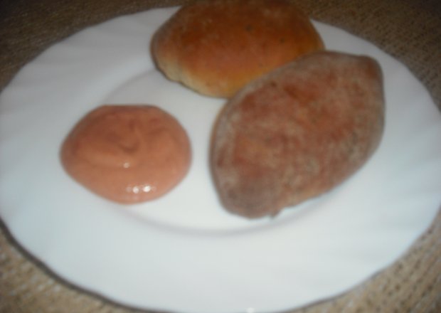 Fotografia przedstawiająca Drożdżowe bułeczki z kiełbasą i serem oraz sosem keczupowym