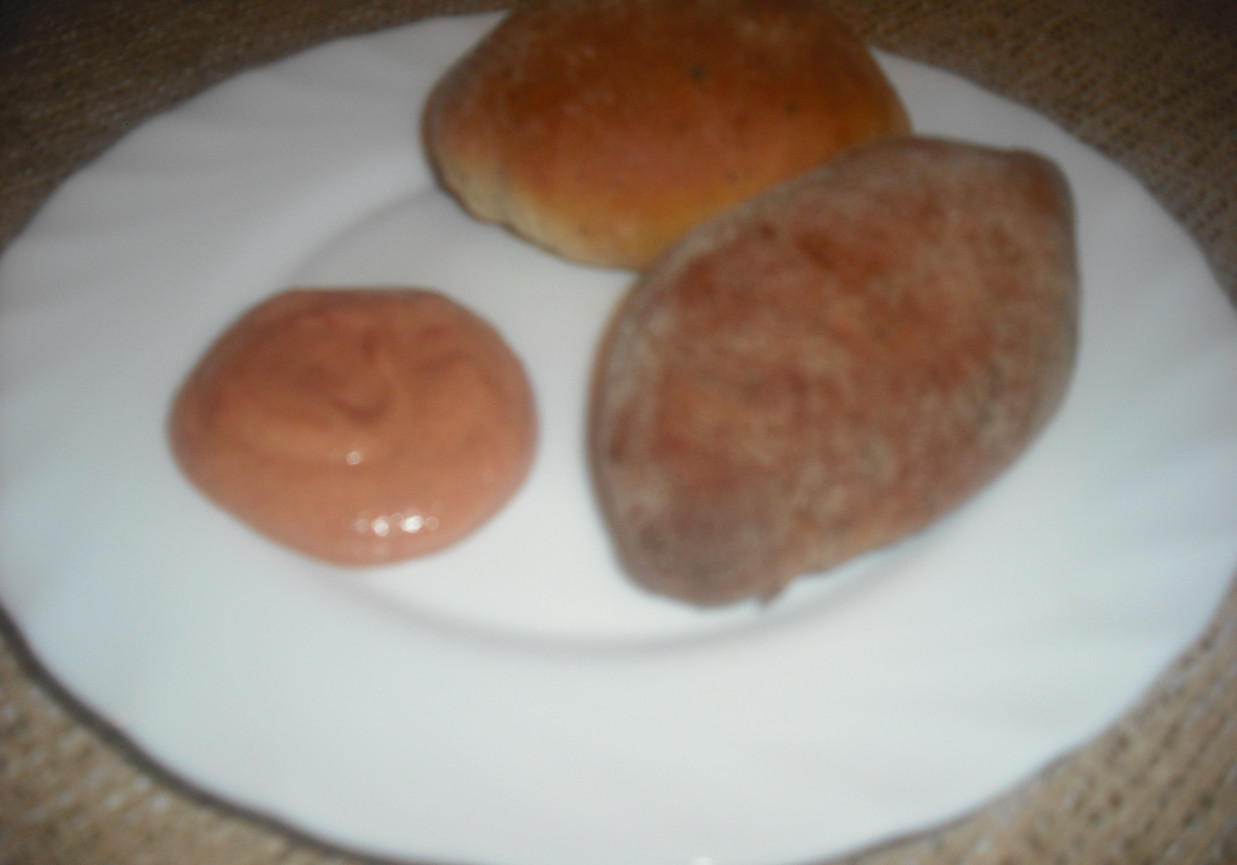 Drożdżowe bułeczki z kiełbasą i serem oraz sosem keczupowym  foto