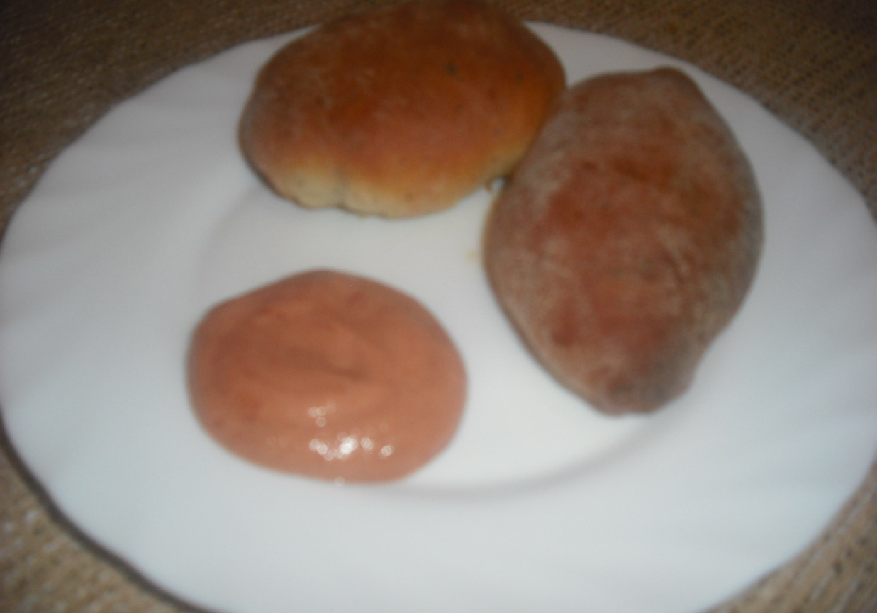 Drożdżowe bułeczki z kiełbasą i serem oraz sosem keczupowym  foto