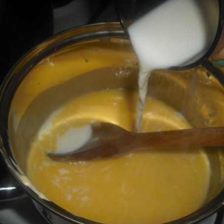Krok 2 - Drożdżowe bułeczki z kiełbasą i serem oraz sosem keczupowym  foto