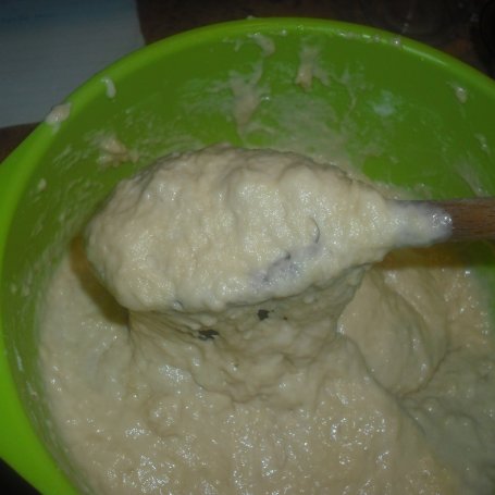 Krok 3 - Drożdżowe bułeczki z kiełbasą i serem oraz sosem keczupowym  foto