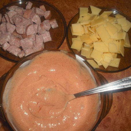 Krok 5 - Drożdżowe bułeczki z kiełbasą i serem oraz sosem keczupowym  foto