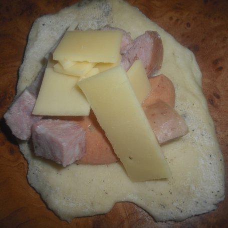 Krok 6 - Drożdżowe bułeczki z kiełbasą i serem oraz sosem keczupowym  foto