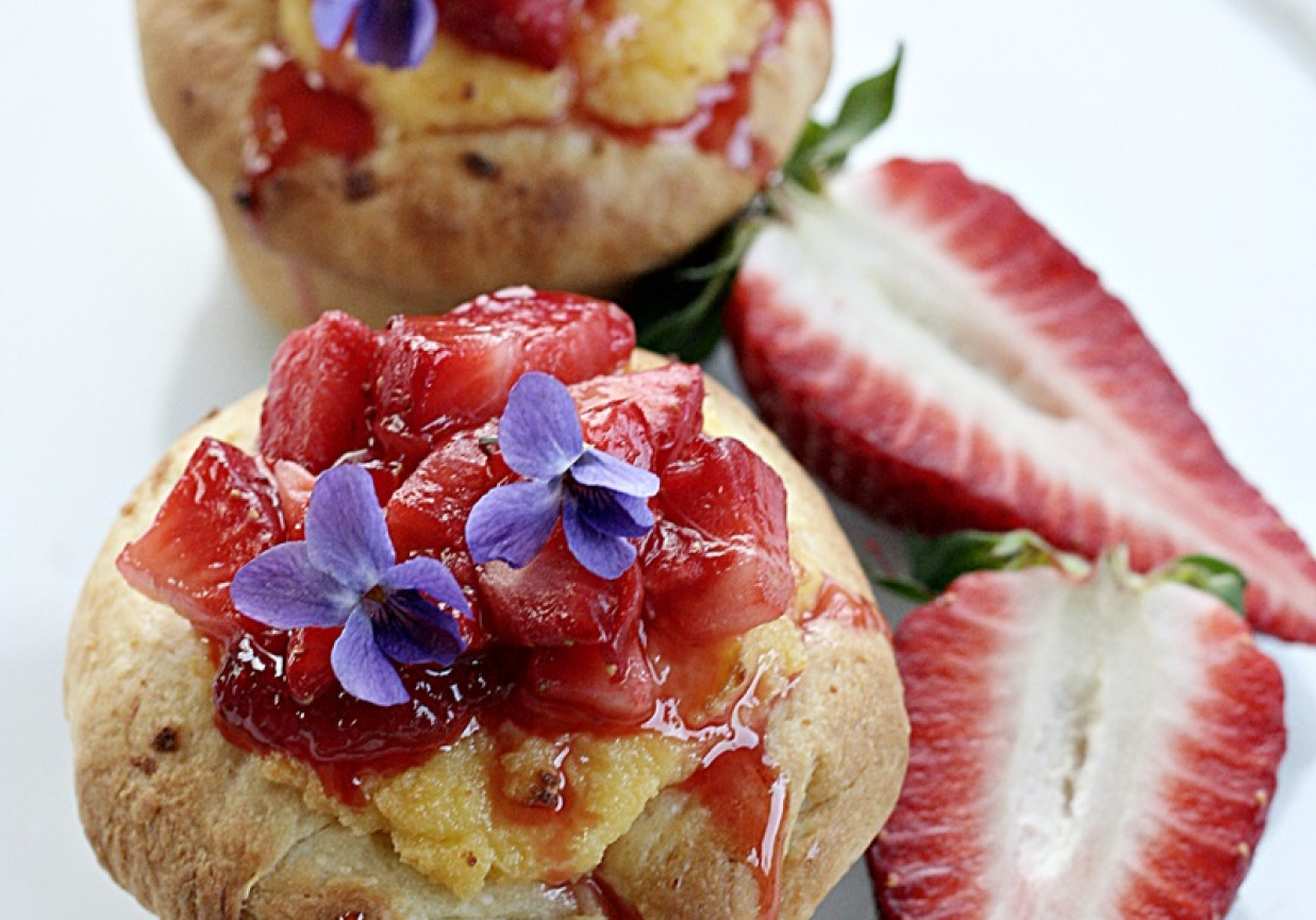 Drożdżowe bułeczki z kremem i sosem truskawkowym foto