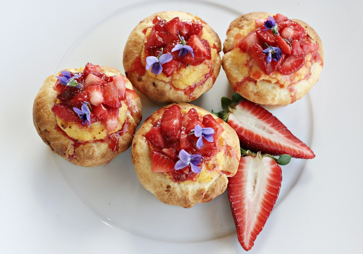 Drożdżowe bułeczki z kremem i sosem truskawkowym foto