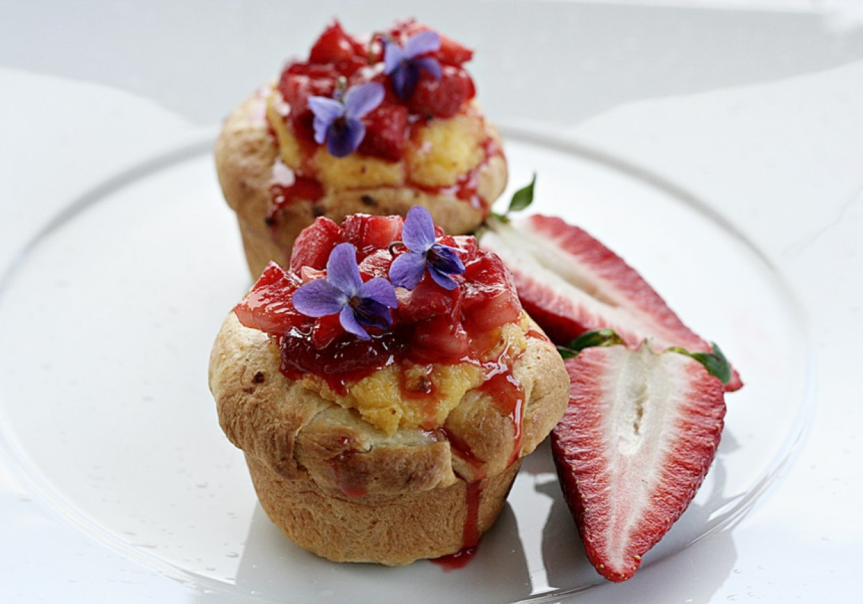 Drożdżowe bułeczki z kremem i sosem truskawkowym foto