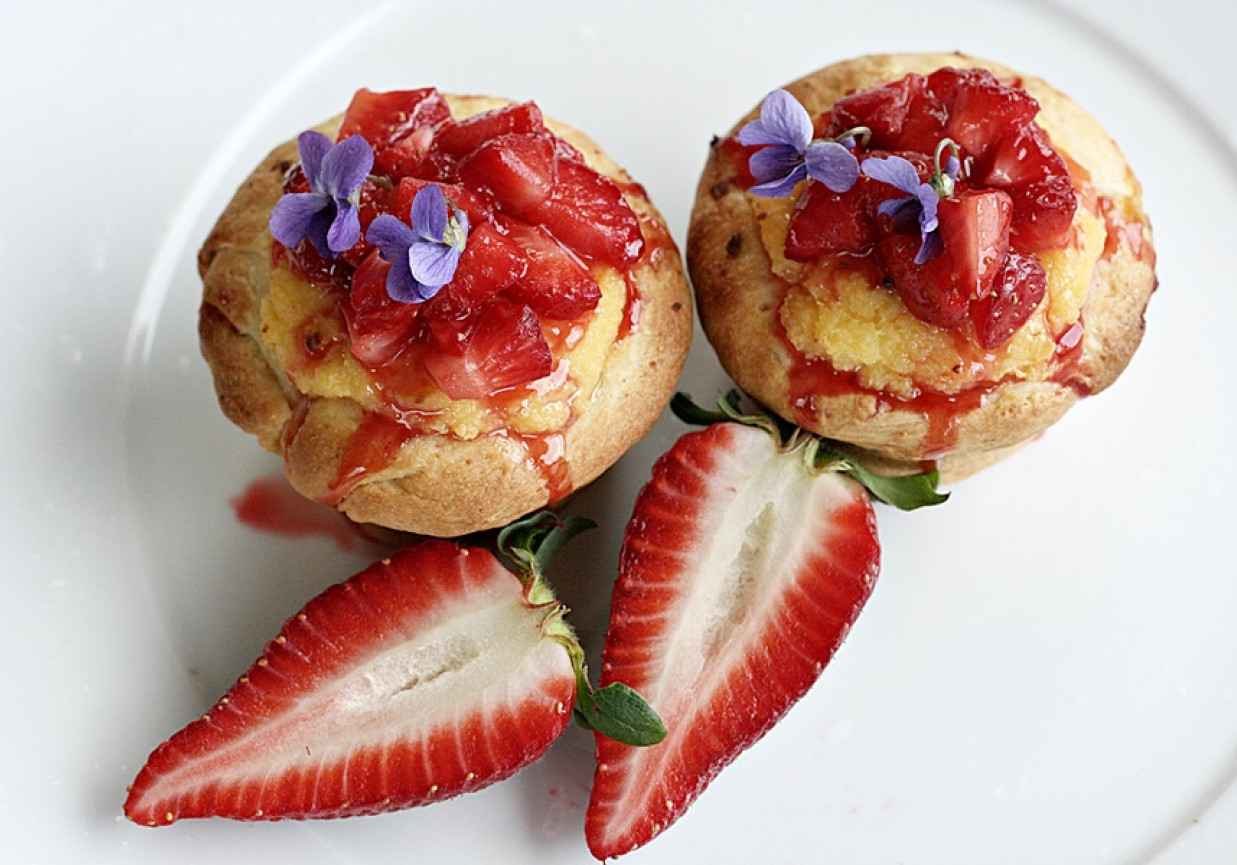 Drożdżowe bułeczki z kremem i sosem truskawkowym foto