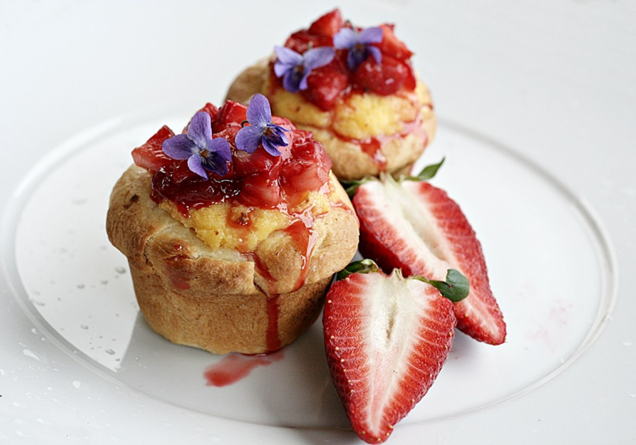 Drożdżowe bułeczki z kremem i sosem truskawkowym foto