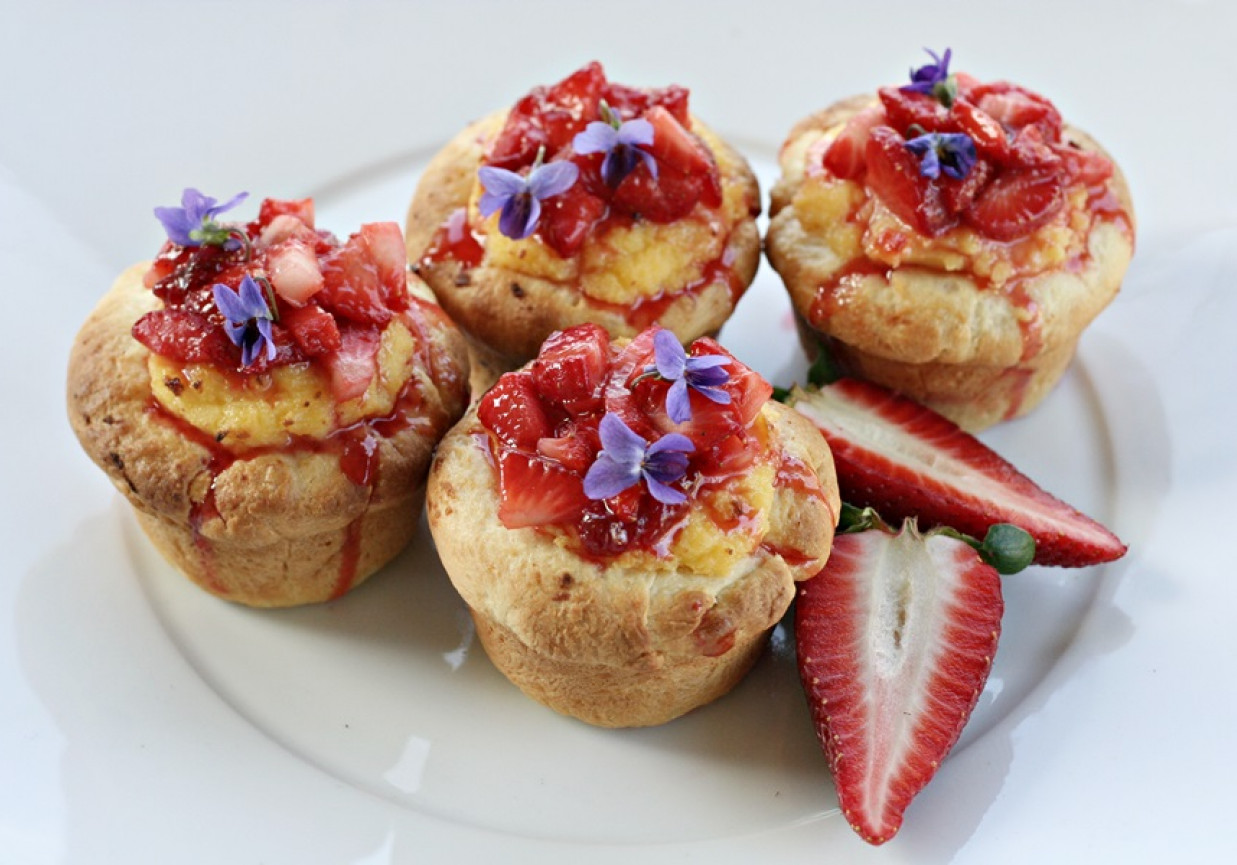 Drożdżowe bułeczki z kremem i sosem truskawkowym foto