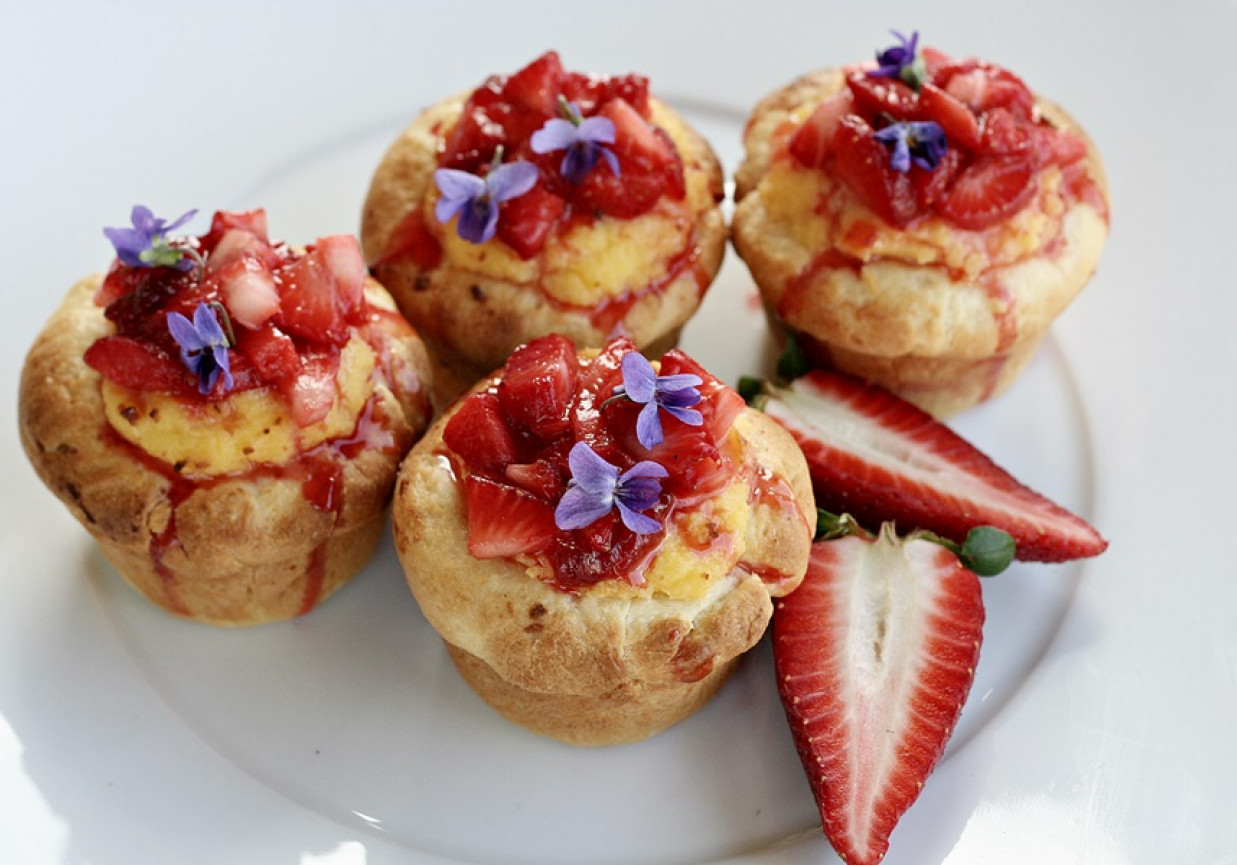 Drożdżowe bułeczki z kremem i sosem truskawkowym foto