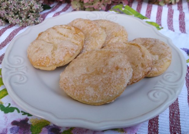 Fotografia przedstawiająca Drożdżowe ciasteczka z cukrem.
