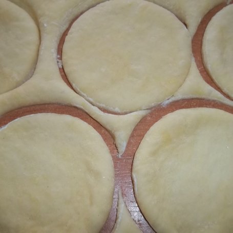 Krok 2 - Drożdżowe ciasteczka z malinami foto