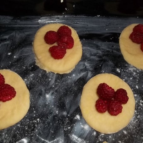 Krok 3 - Drożdżowe ciasteczka z malinami foto