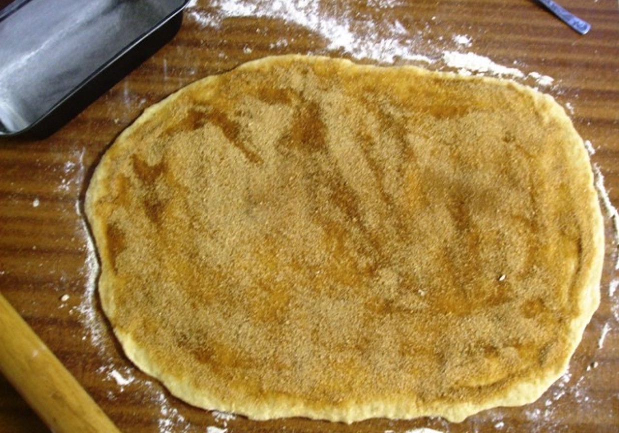 Drożdżowe ciasto cynamonowe w keksówce foto
