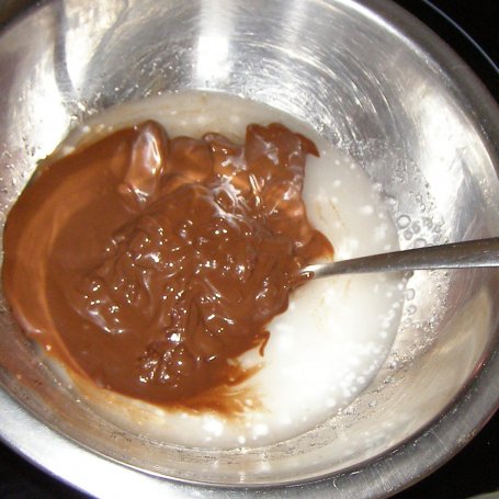 Krok 6 - drożdżowe ciasto śliwkowo-morelowe z kokosem i polewą czekoladową.. foto