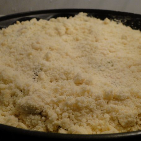 Krok 7 - Drożdżowe ciasto z owocami i kruszonką foto
