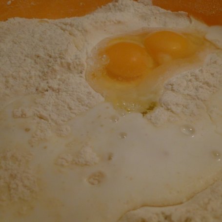 Krok 3 - Drożdżowe ciasto z owocami i kruszonką foto