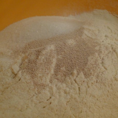 Krok 2 - Drożdżowe ciasto z owocami i kruszonką foto