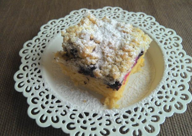 Fotografia przedstawiająca Drożdżowe ciasto z porzeczką i borówkami