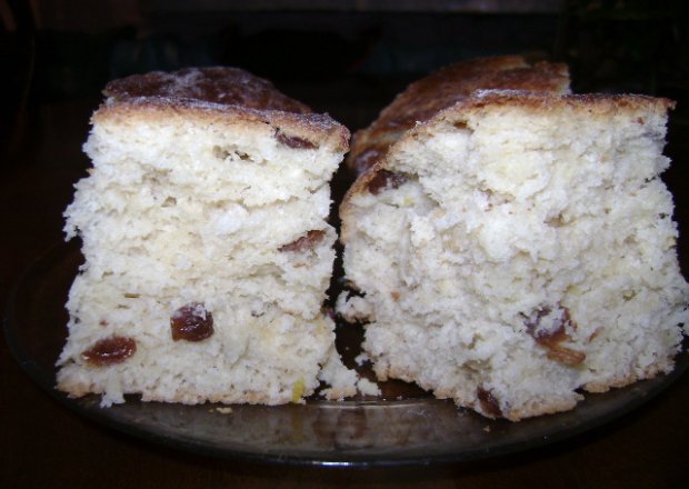 Fotografia przedstawiająca Drożdżowe ciasto z rodzynkami