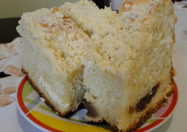 Fotografia przedstawiająca Drożdżowe ciasto z serem i masą czekoladowo-orzechową