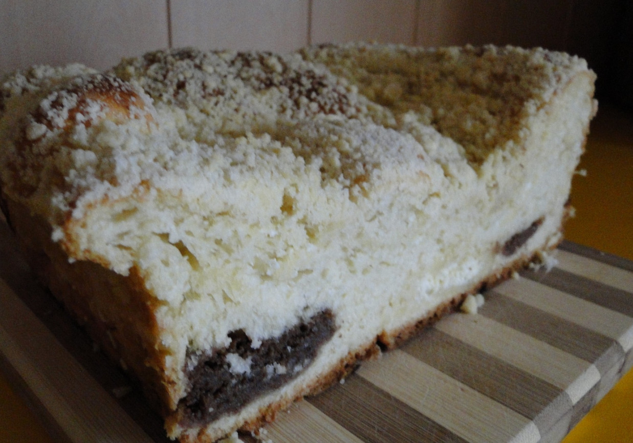 Drożdżowe ciasto z serem i masą czekoladowo-orzechową foto