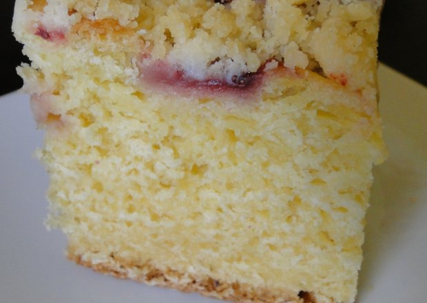 Fotografia przedstawiająca Drożdżowe ciasto z truskawkami